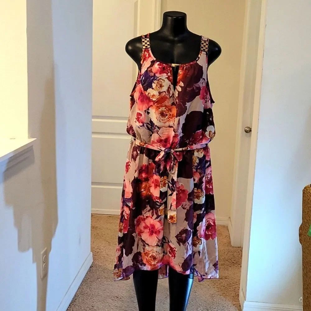 MIIE GABRIELLE MULTI-COLOR FLORAL PRINT DESIGN ROUNDNECK LINE SLEEVELESS DRESS